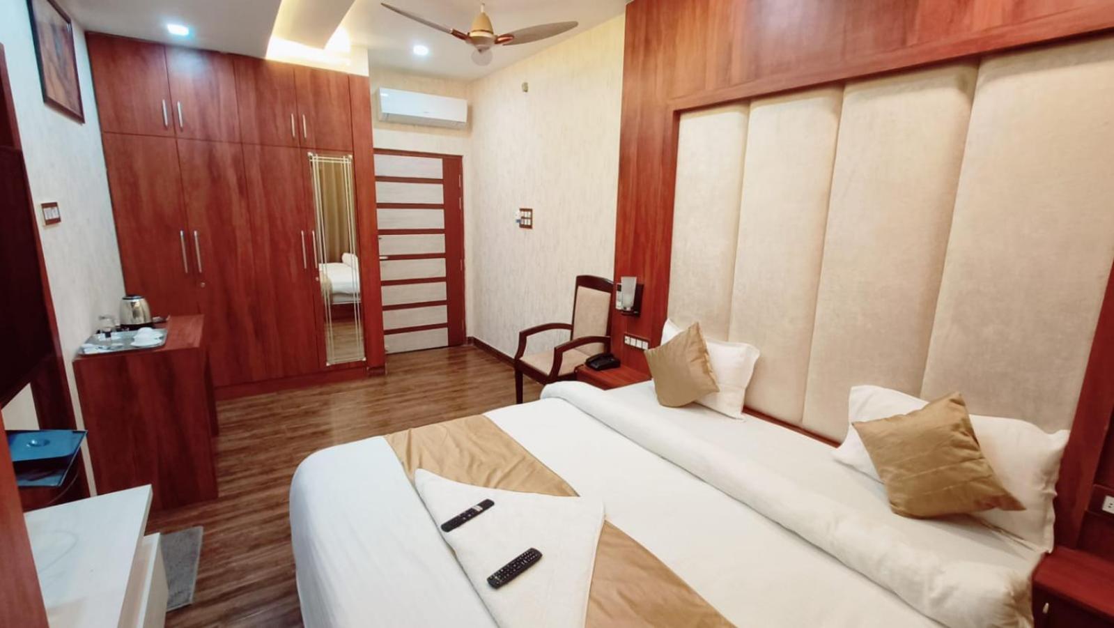V Square Airport 3* Lucknow