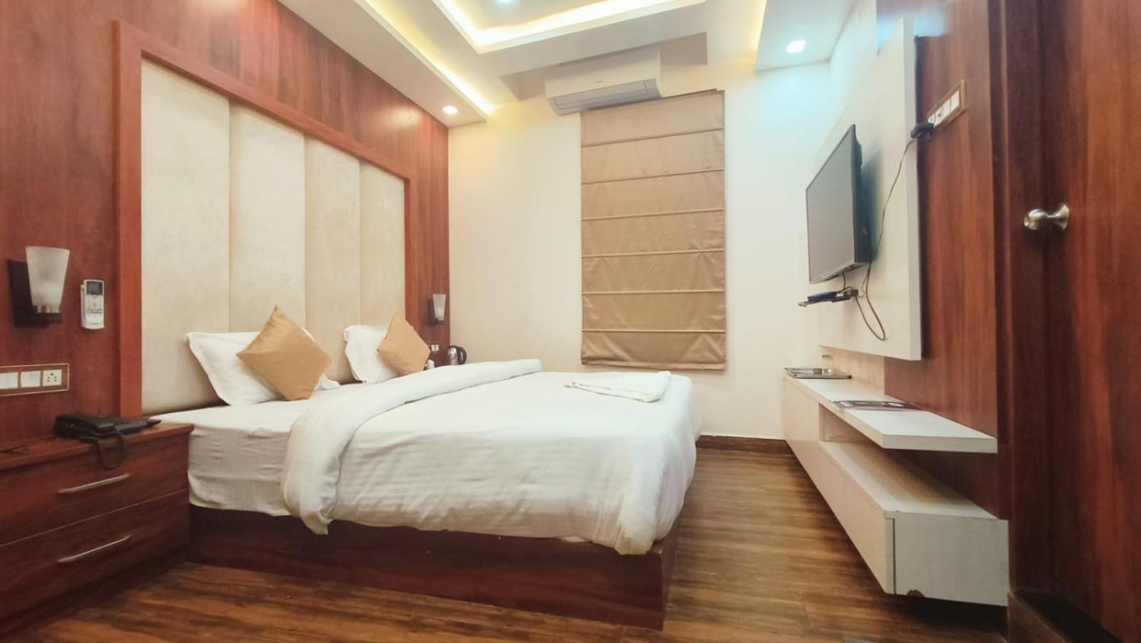 Hotel V Square Airport 3*