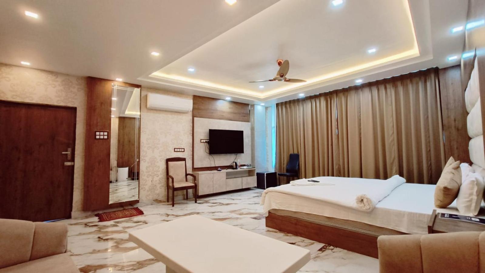 V Square Airport Hotel 3*